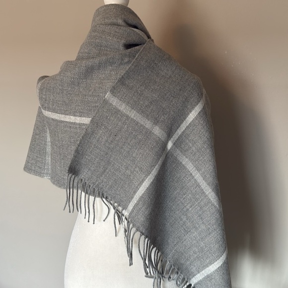 J. Crew NWOT Gray and White Plaid Blanket Wrap Classic Winter neutral fringe - Picture 3 of 3